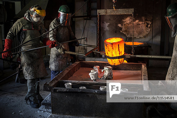 Metallarbeiter in der Gießerei