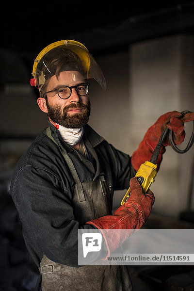 Porträt eines Metallarbeiters in einer Gießerei