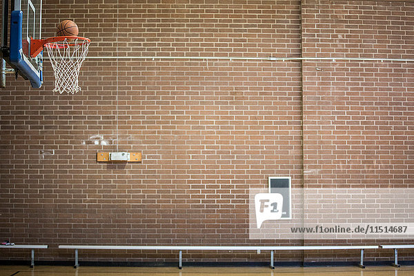Basketball droht durch Basketballnetz zu fallen