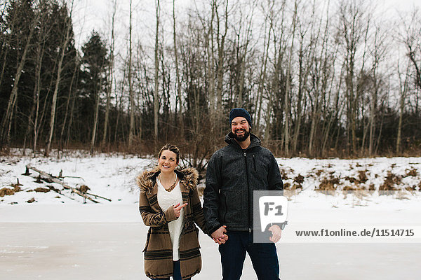 Glückliches Paar auf gefrorenem See  Whitby  Ontario  Kanada
