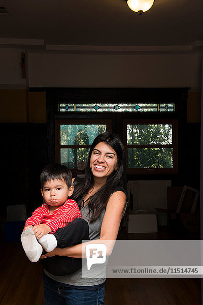 Porträt einer Frau zu Hause mit Kleinkindesohn