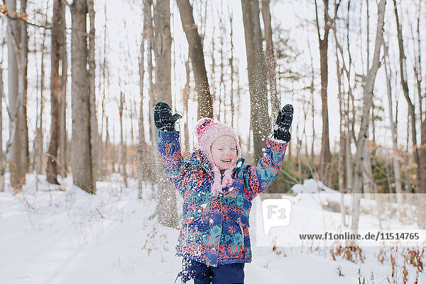 Mädchen spielt im Schnee  Peterborough  Ontario