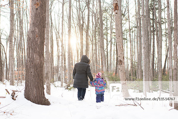 Mutter und Tochter gehen im Schnee spazieren  Peterborough  Ontario