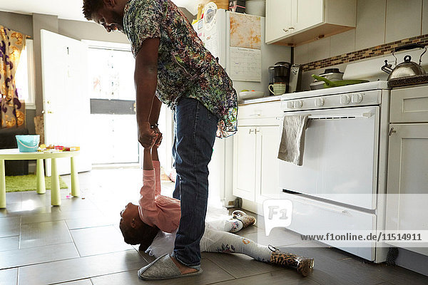 Vater und Tochter springen in der Küche
