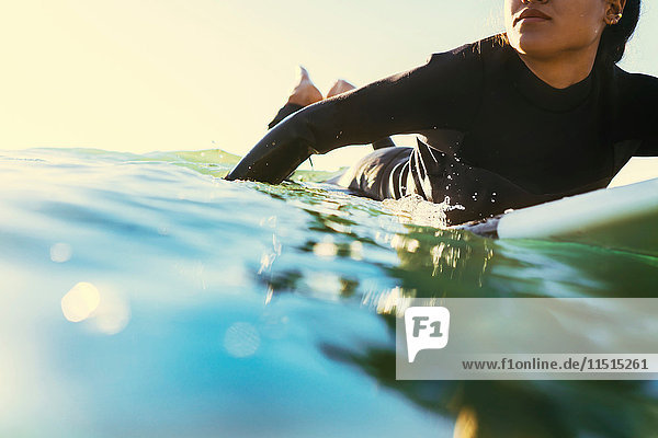 Junge Surferin paddelt auf dem Surfbrett auf See  Newport Beach  Kalifornien  USA