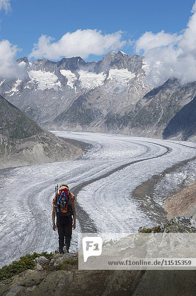 Kaukasischer Mann beim Wandern in verschneiten Bergen