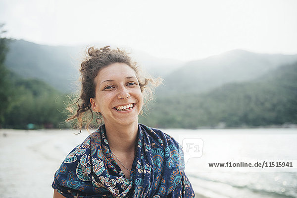 Lächelnde kaukasische Frau am Strand