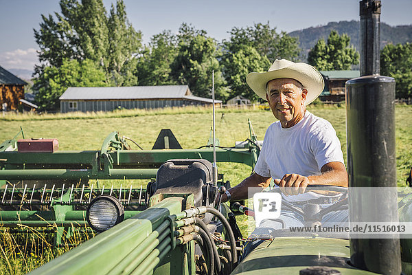 Porträt eines kaukasischen Landwirts auf einem Traktor
