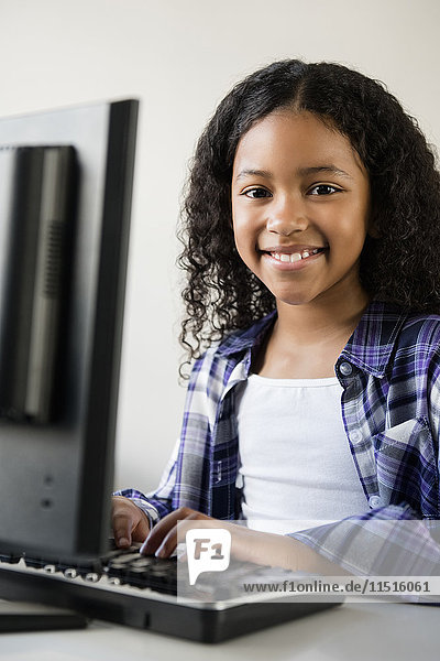 Mixed Race Mädchen mit Computer