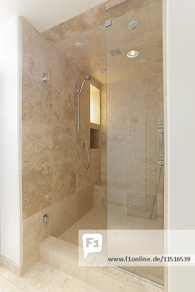 Verschnörkelte Dusche im modernen Badezimmer