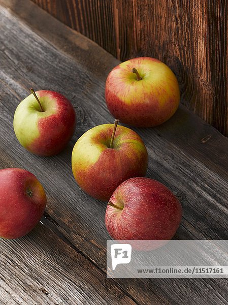 Frische Äpfel auf einem Holztisch