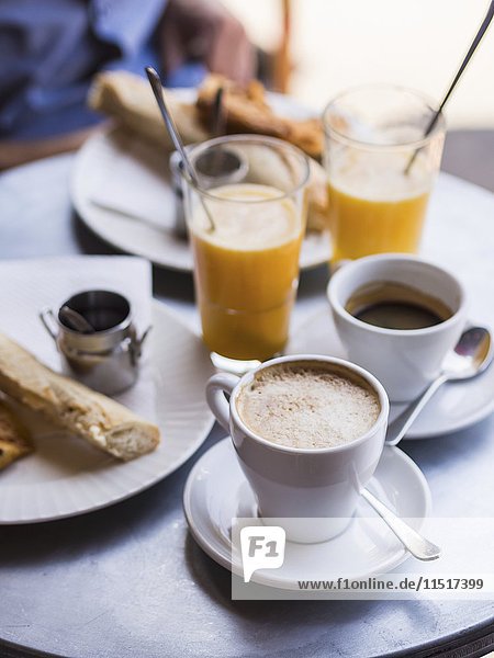 Ein typisch französisches Frühstück  serviert in einem Pariser Café