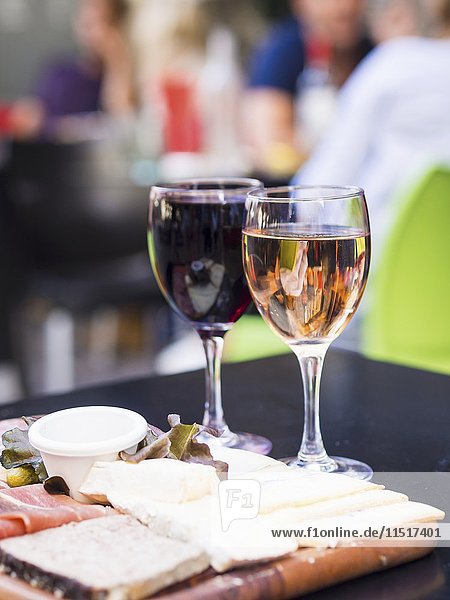 Rot- und Weißweine aus Bordeaux werden zusammen mit einer Fleisch- und Käseplatte in einem der Restaurants in Bordeaux serviert