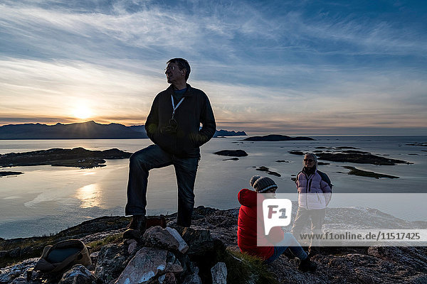 Eine Gruppe von Menschen besteigt im Herbst einen Gipfel auf der Insel Kvaloya  Arktis Norwegen