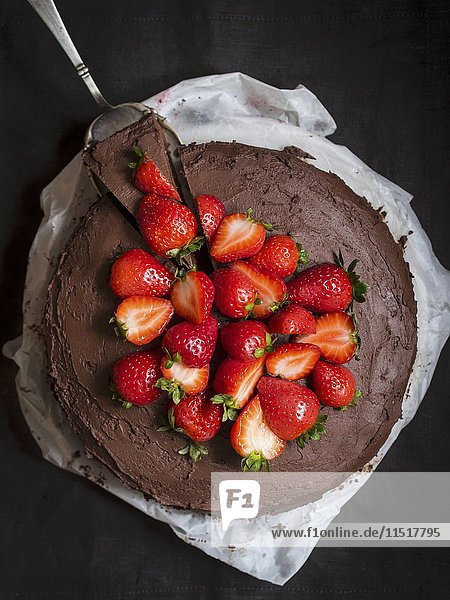 Paleo-Schokoladenkuchen (ohne Fliegen und glutenfrei) mit Erdbeeren