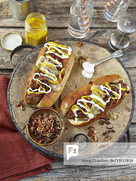 Chili-Hotdogs mit Röstzwiebeln  Senf und Mayonaise