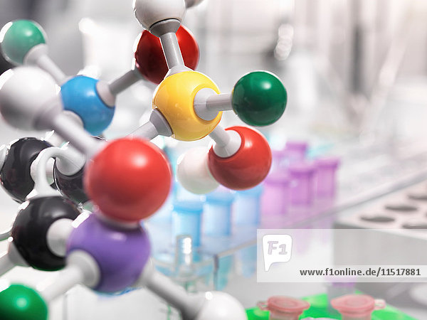 Ein molekulares Modell einer chemischen Formel mit Laborausrüstung im Hintergrund