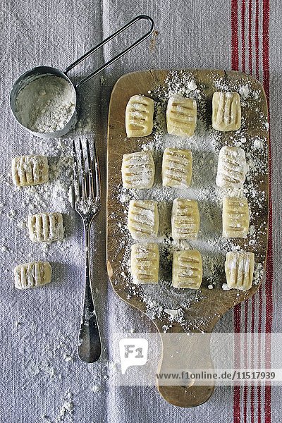 Kneten von Kartoffel- und Reismehl für selbstgemachte Gnocchi