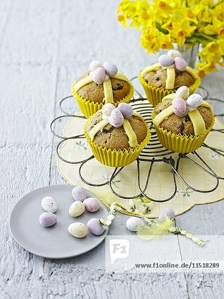 Hot-Cross-Muffin mit Schokoladen-Mini-Eiern belegt