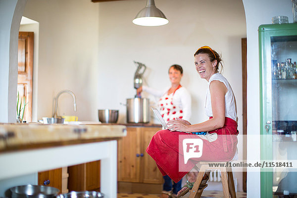 Zwei Frauen machen eine Pause im Workshop für handgemachte Seife