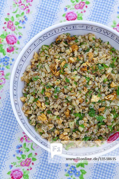 Perlgraupensalat mit Walnüssen für ein Picknick (siehe oben)