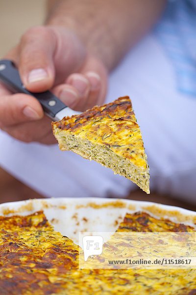 Eine Zucchinifrittata in Scheiben für ein Picknick