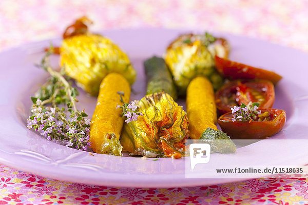 Zucchiniblüten  Tomaten und Thymian als Beilage