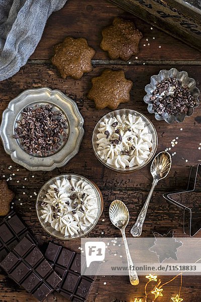 Vegane Mousse aus Schokolade und Kokosnuss mit Aquafaba (Kichererbsenlake)  serviert mit sternförmigen Lebkuchenplätzchen