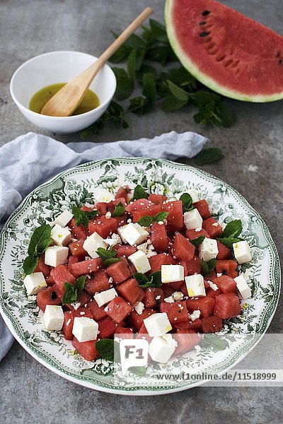 Salat aus Wassermelone und Feta-Käse; Brot