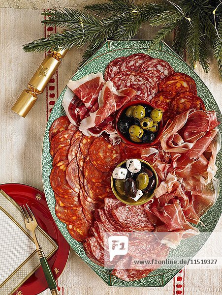 Kontinentale Weihnachtsfleischplatte mit Salami  Rohschinken  Oliven und Feta