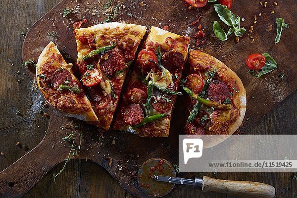 Pizza mit Chorizo  Tomaten und Spargel