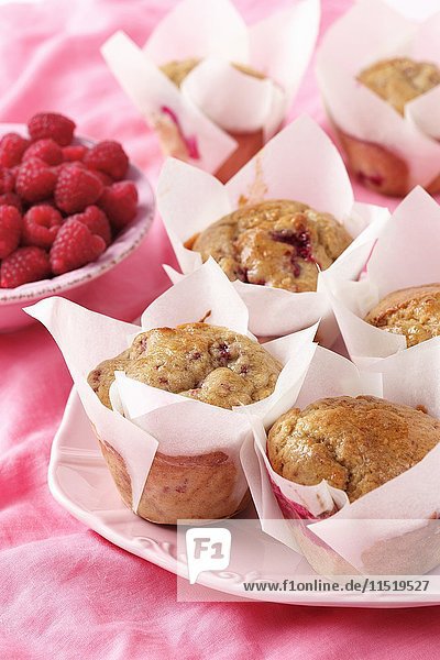Himbeer-Cranachan-Muffins in Cupcake-Formen auf einem rosa Teller