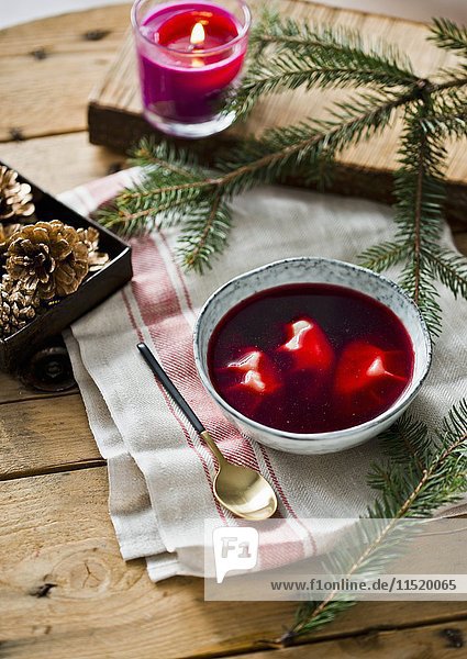Rote-Bete-Suppe mit Weihnachtsgebäck (Polen)