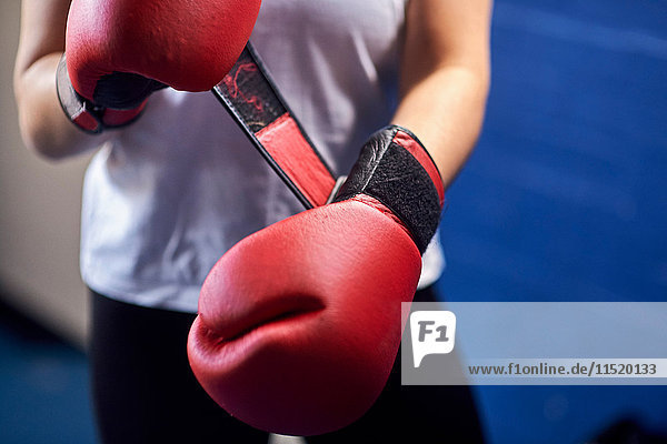 Mittelteil des weiblichen Boxer-Verschlusses rote Boxhandschuhe