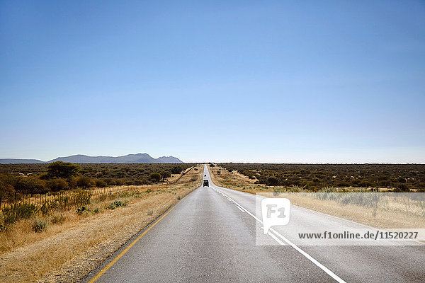 Landschaft und gerade Autobahn,  Namibia,  Afrika
