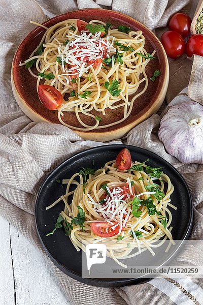 Spaguetti mit Tomaten  Käse und Oregano  typisch italienische Pasta