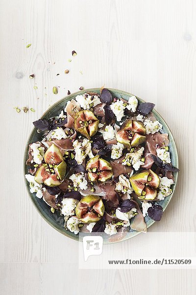 Feigen-Prosciutto-Mozarella-Salat mit violettem Basilikum und Pistazien mit Balsamico-Essig