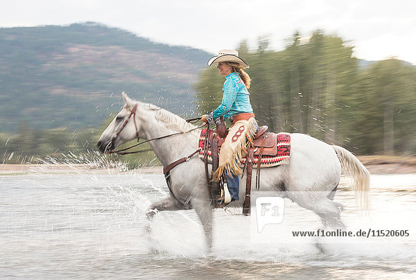 Reife Frau reitet Pferd  Missoula  Montana  USA