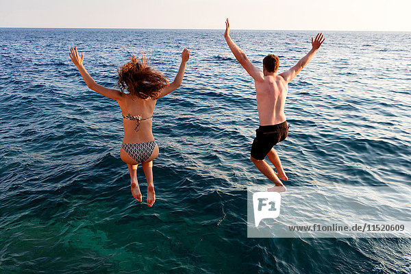 Junges Paar springt ins Meer  Rückansicht  Orebic  Kroatien