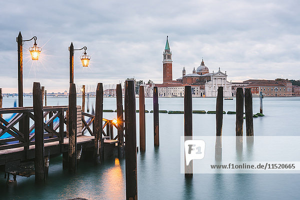 Pier im Canal Grande  Insel San Giorgio Maggiore im Hintergrund  Venedig  Italien