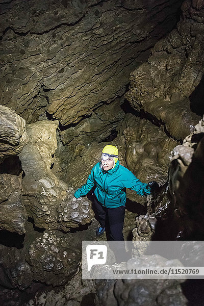 Frau in Höhle,  Horne Lake Caves Provincial Park,  Vancouver Island,  Britisch-Kolumbien,  Kanada