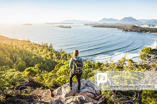 Erhöhte Ansicht einer Wanderin  die aus dem Küstenwald herausschaut  Pacific Rim National Park  Vancouver Island  British Columbia  Kanada
