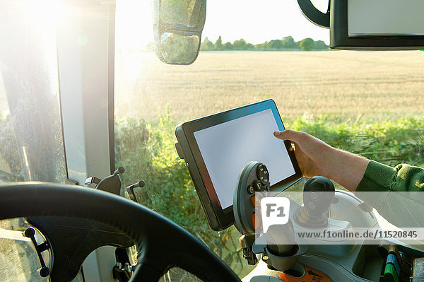Handgeführter Traktor des Landwirts mit Touchscreen am globalen Positionierungssystem