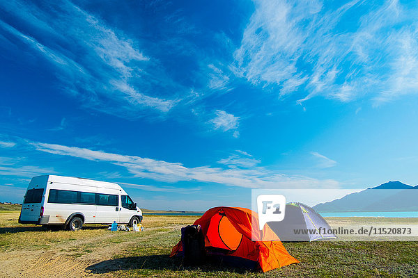 Zelte und Kleinbusse am Bergsee  Kirgisistan  Zentralasien
