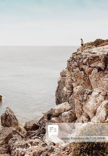 Auf einer Klippe stehende Frau  Menorca  Spanien