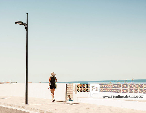 Rückansicht einer Frau  die auf der Straße geht  Menorca  Spanien