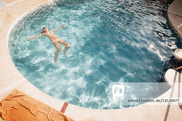 Frau im Schwimmbad  Torreblanca  Fuengirola  Spanien