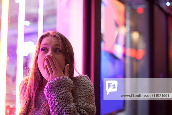 Junge Frau genießt helle Neonlichter der Straße  London  UK