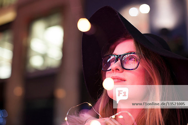 Junge Frau genießt helle Neonlichter der Straße  London  UK
