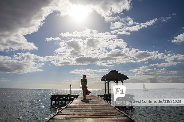 Frau geht am Pier entlang  Flic-en-Flac  Mauritius
